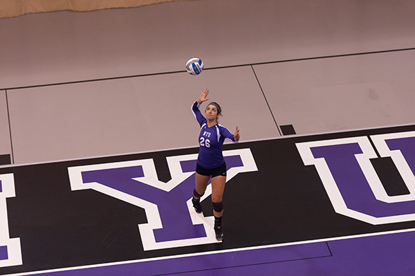 Volleyball sweeps Violet Classic
