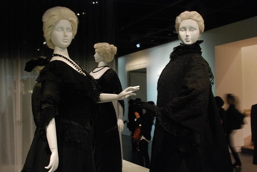 Exhibition+explores+funeral+fashion