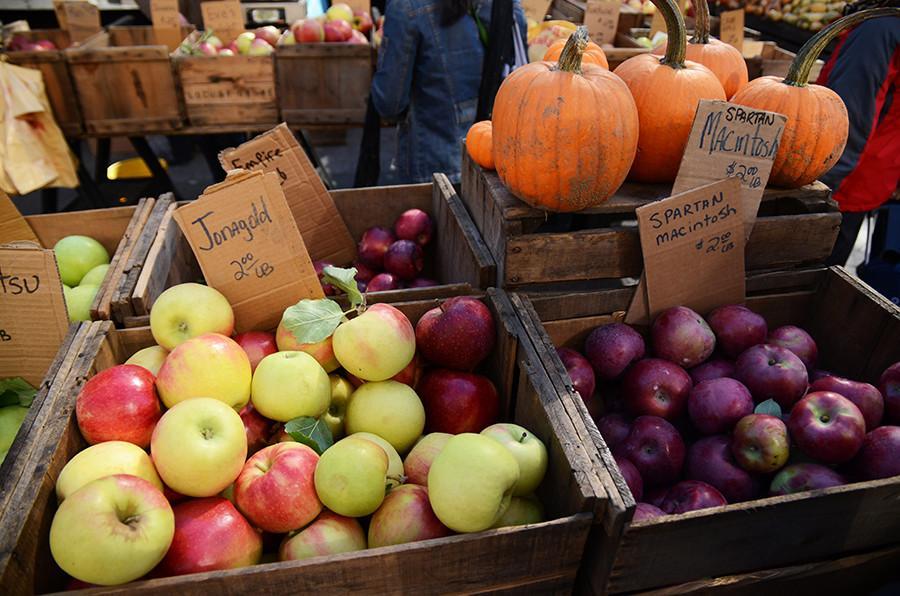Every Saturday, the merchants at the Union Square Greenmarket sell a variety of apples and fresh produce. On October 24, the citywide Big Apple Crunch will take place here starting at 12 pm.