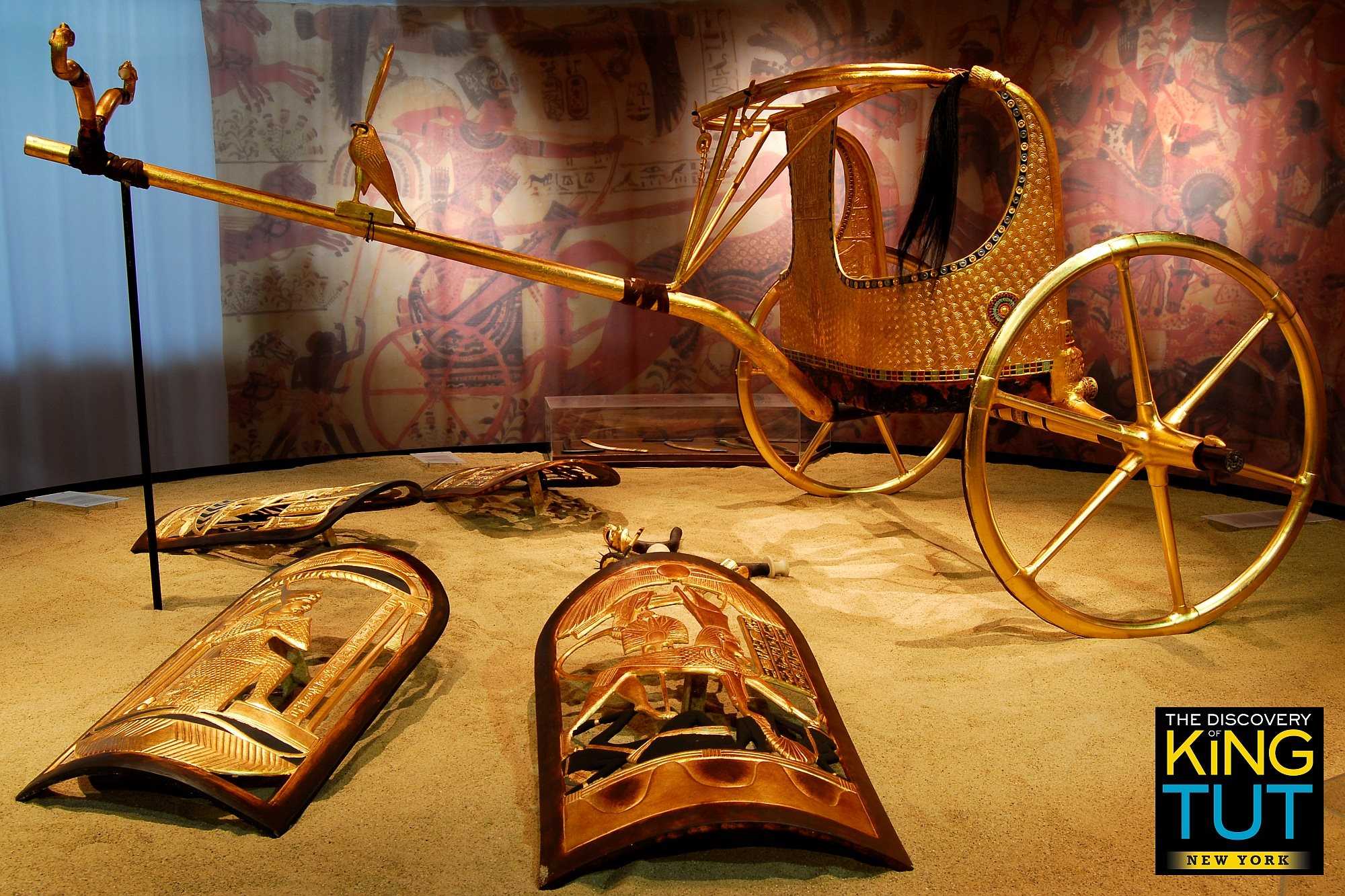 Сохранившийся предмет прошлого. Золотая колесница Тутанхамона. Древний Египет колесница Тутанхамона. Золотая колесница из гробницы Тутанхамона. Тутанхамон на колеснице.