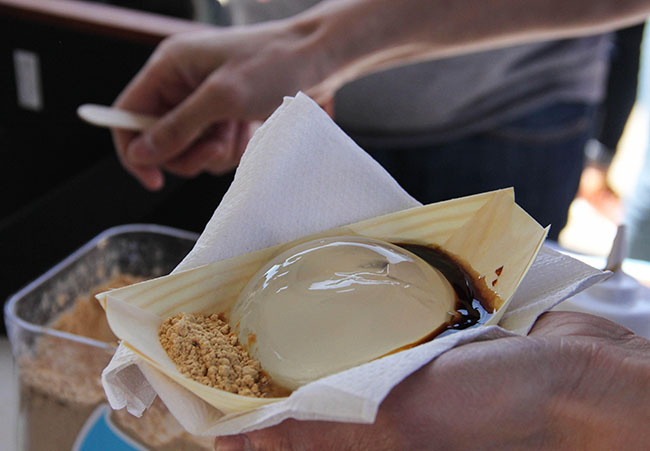 One of the fun activities one can do over the summer while staying in NYC is to visit Smorgasburg and try the new raindrop cake.