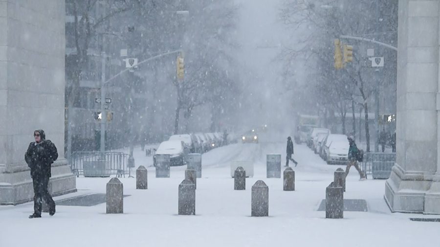 Washington+Square+Park+and+5th+Avenue+in+the+snow.+New+York+expects+to+see+heavy+snow+showers+Wednesday+night.