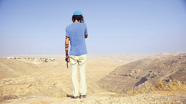 Director Shimon Dotan speaks to a few of the many thousands of Israeli settlers in the West Bank to provide a thorough insight into the social and historical setting behind the conflict in the region.