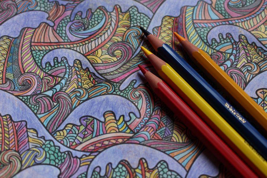 Although midterm season is stressful, it’s important to keep in mind that there are way to decompress. Although there are many ways to destress, one form of relaxation is to use adult coloring books. It’s the perfect way to give both your mind and your body a break. 