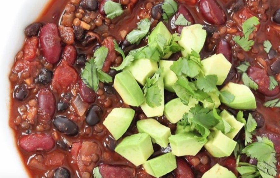 A+bowl+of+lentil+chili+topped+with+diced+avocado.