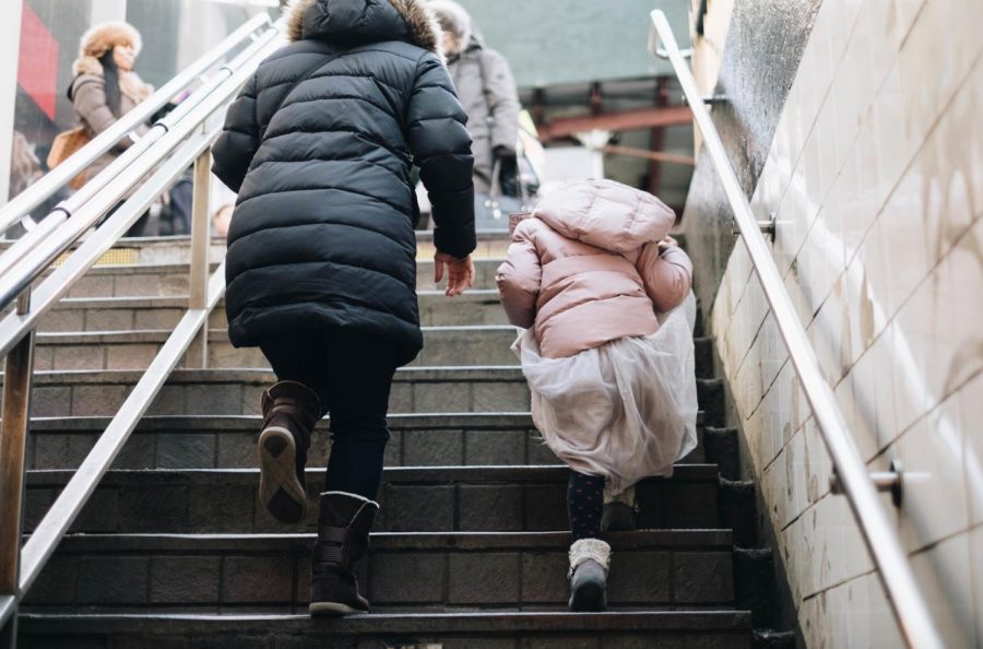 An accompanied child walks through the streets of New York (Photo by Echo Chen).