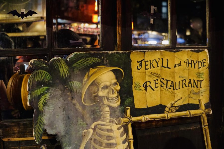 Jekyll and Hyde Club is a spooky Rainforest Cafe with quaint and proactively chatty actors wandering around while you eat and drink excessively. (Photo by Jorene He)