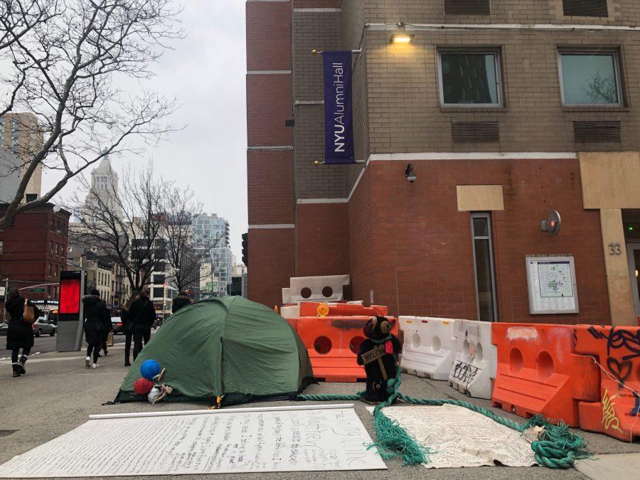 The man pitched a tent outside of Alumni Residence Hall. A giant scroll next to it detailed his experiences with homelessness. (Photo by Jared Peraglia)