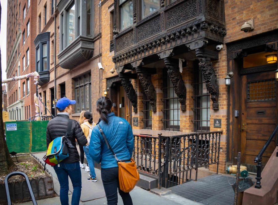 Prospective students survey the the Brofman Center, NYU's Center for Jewish Life. (Alana Beyer)