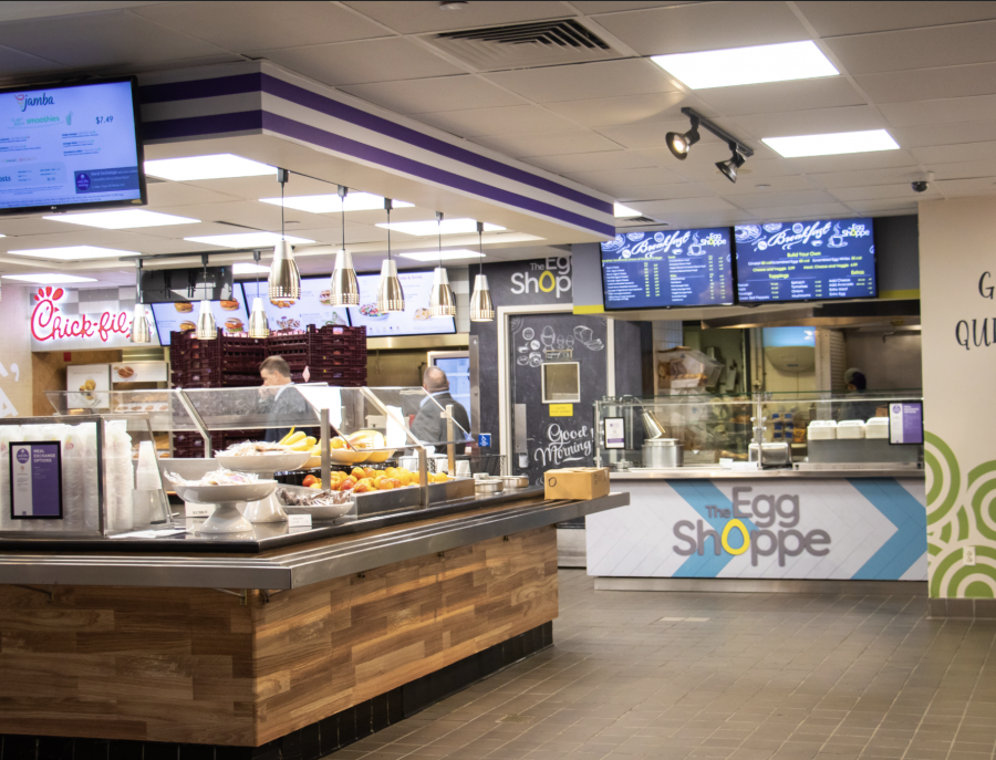 NYU introduced several changes to its dining halls this year, including new meal stations in Weinstein food court. (Staff Photo by Marva Shi)