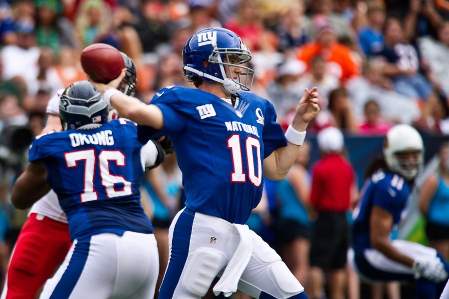 Quarterback+Eli+Manning+of+the+New+York+Giants+at+the+2013+Pro+Bowl.+%28via+Wikimedia%29