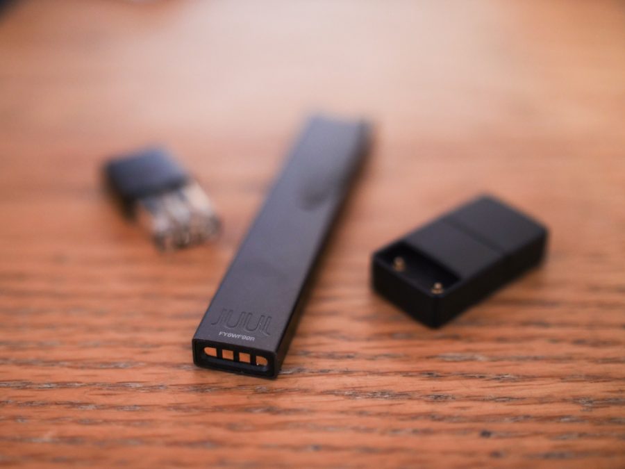 A ‘Juul’ brand vaping product sits on a dorm room desk. Recently, an NYU study found that vaping led to lung cancer in mice. (Photo by Aidan Singh)

