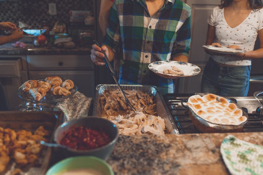 Friendsgiving+can+be+a+daunting+and+stressful+event+to+plan+for+students+on+a+budget.+%28Via+Pexels%29