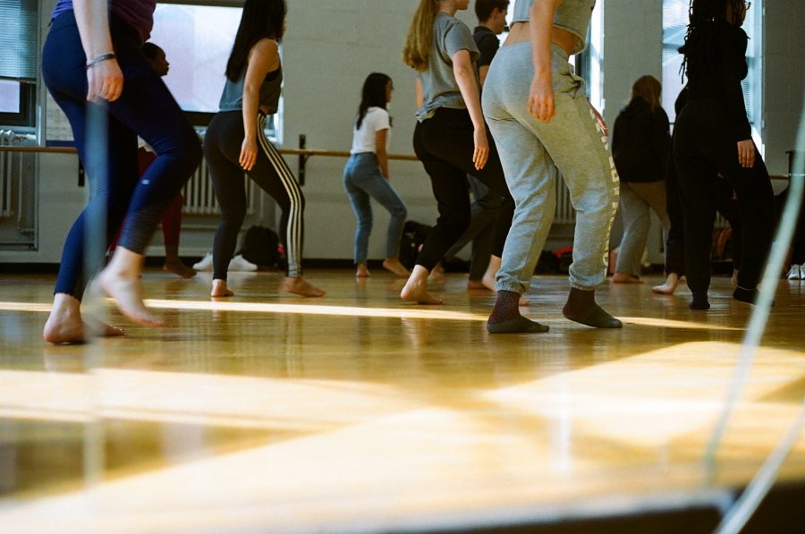 Students in the midst of dance class. (Photo by Anna de la Rosa)