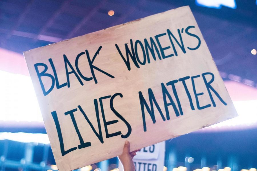 A protester holds up a sign reading Black Womens Lives Matter at the Barclays Center in Brooklyn. People protested all over New York City after a grand jury decided not to charge Louisville cops for the murder of Breonna Taylor. (Staff Photo by Jake Capriotti)