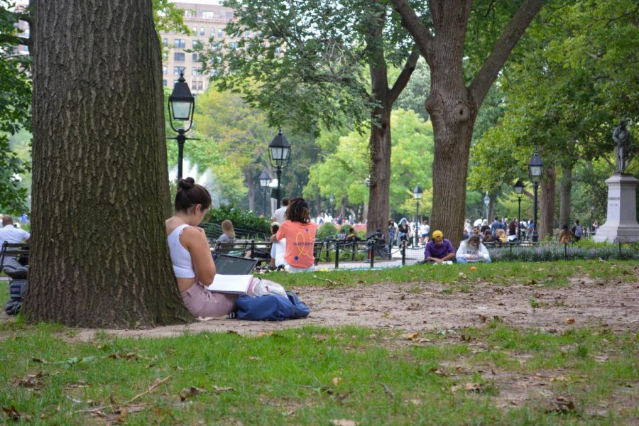 NYU+students+sit+distantly+around+Washington+Square+Park+to+complete+classwork+and+to+talk+to+friends.+While+physically+distanced%2C+students+have+found+ways+to+socialize+online.+%28Staff+Photo+by+Manasa+Gudavalli%29