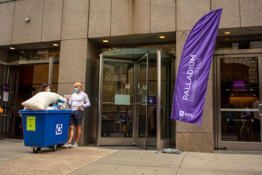 Students and their helper guests moved into NYU’s 22 residence halls during three move-in days. Students new and returning seemed undeterred by the university’s COVID guidelines surrounding move-in and reported a generally smooth process. (Staff Photo by Jake Capriotti)