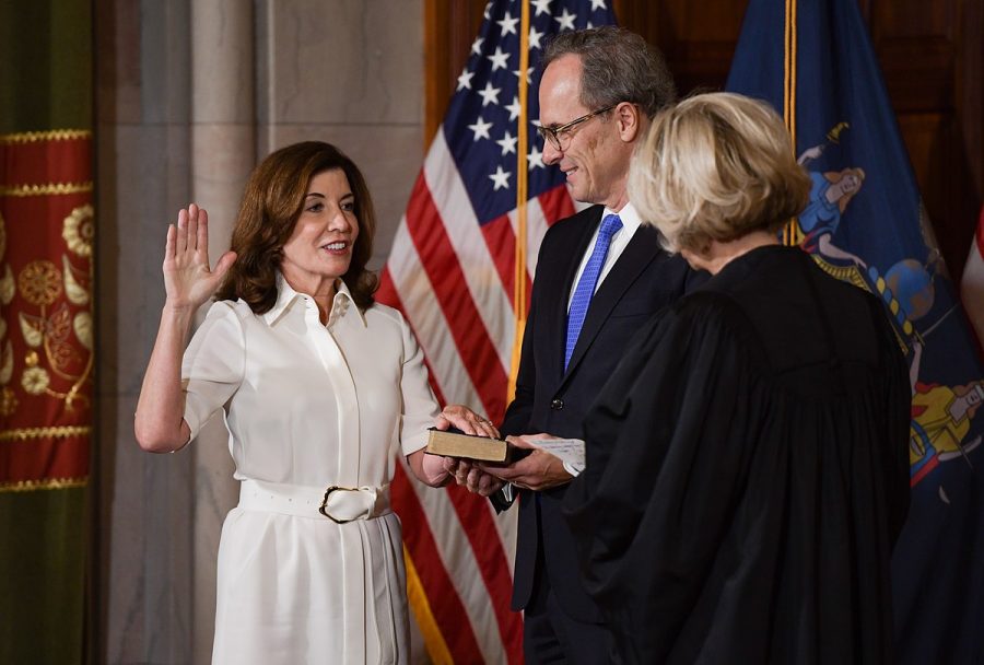 On+August+24%2C+Kathy+Hochul+was+sworn+in+as+New+York%E2%80%99s+first+female+governor+after+the+resignation+of+Andrew+Cuomo+due+to+sexual+harassment+reports.+Her+governorship+is+historic+for+women+in+New+York+state+politics.+%28Image+via+Wikimedia+Commons%29
