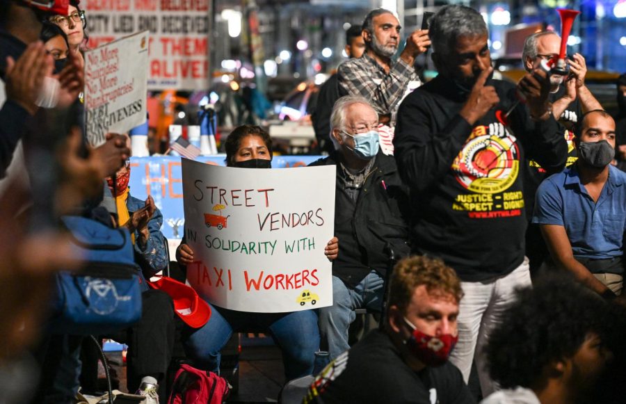 Approximately 150 cab drivers and supporters called on the city to improve its debt relief plan for drivers. (Staff Photo by Sirui Wu)
