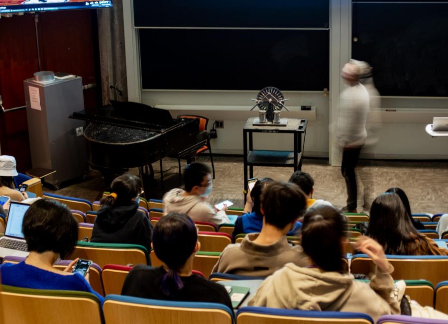 Students in class at the 6 Washington Place academic building. NYU faculty have voiced concerns about the university’s COVID-19’s safety guidelines. (Staff Photo by Manasa Gudavalli)