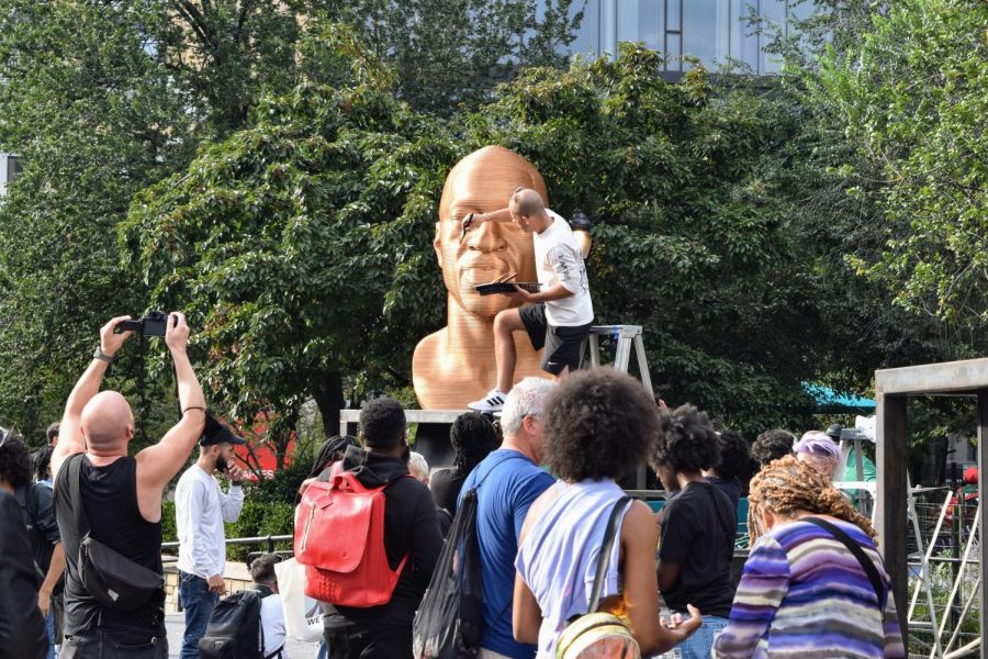 Arts+activism+group+Confront+Art+repainted+their+statue+of+George+Floyd+after+it+was+vandalized+on+Oct.+3.+The+statue+is+part+of+the+SEEINJUSTICE+installation%2C+which+memorializes+key+figures+from+the+2020+racial+injustice+protests.+%28Staff+Photo+by+Ryan+Kawahara%29