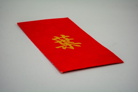 A red envelope with a Chinese character（葉） on it that represents Mayee’s last name.