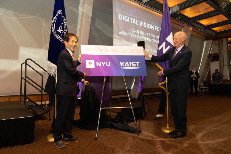 NYU president Andrew Hamilton and KAIST president Lee Kwang Hyung at the Digital Vision Forum at NYU. (Courtesy of NYU Photo Bureau)