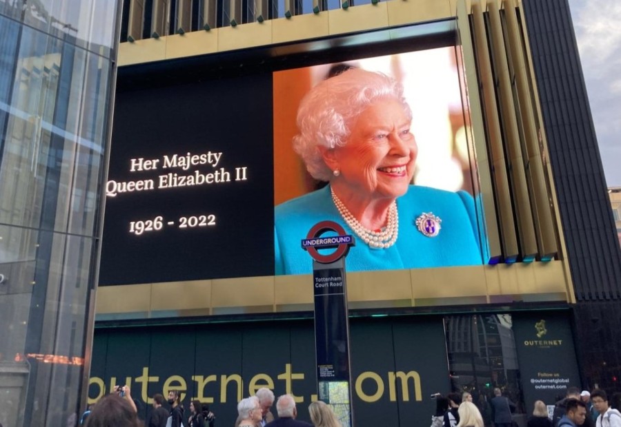 A+billboard+commemorating+Queen+Elizabeth+II+behind+Tottenham+Court+Road+Station.