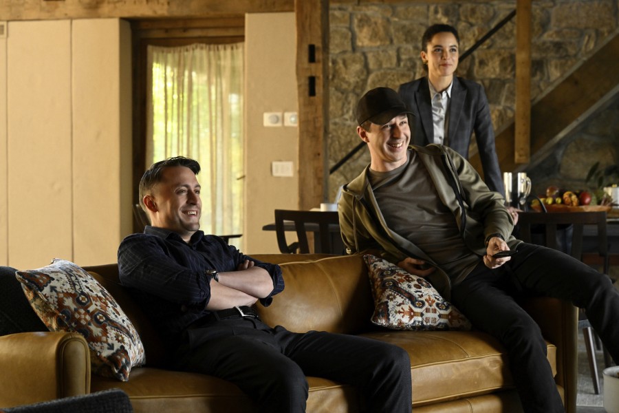 Three characters, Kendall Roy (Jeremy Strong), Roman Roy (Kieran Culkin) and Jess Jordan (Juliana Canfield) gather together in a living room.