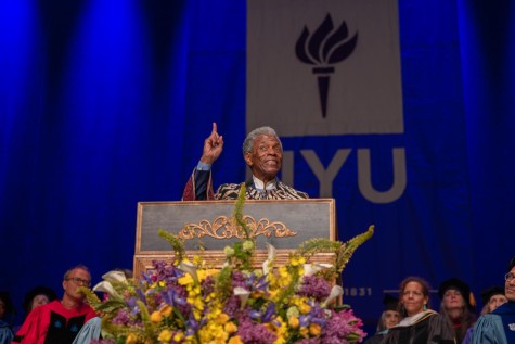 Alumni keynote speaker André De Shields (M.A., Class of 1991) addresses the graduating class.