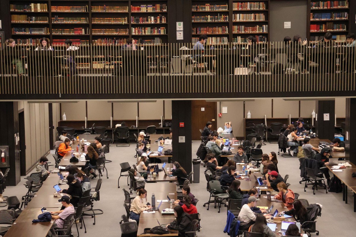 An+image+of+two+levels+of+Bobst+Library%2C+with+students+studying+at+tables+on+both+floors.+The+seats+are+almost+full.