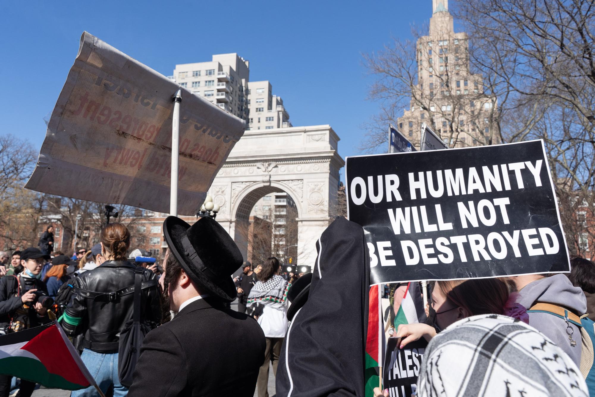 Hundreds protest ICE detainment of Mahmoud Khalil in Washington Square Park