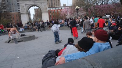 DSCF4552 (1) A couple shares a moment of calmness against the vibrant crowds of Washington Square Park. (Kaleo Zhu for WSN)