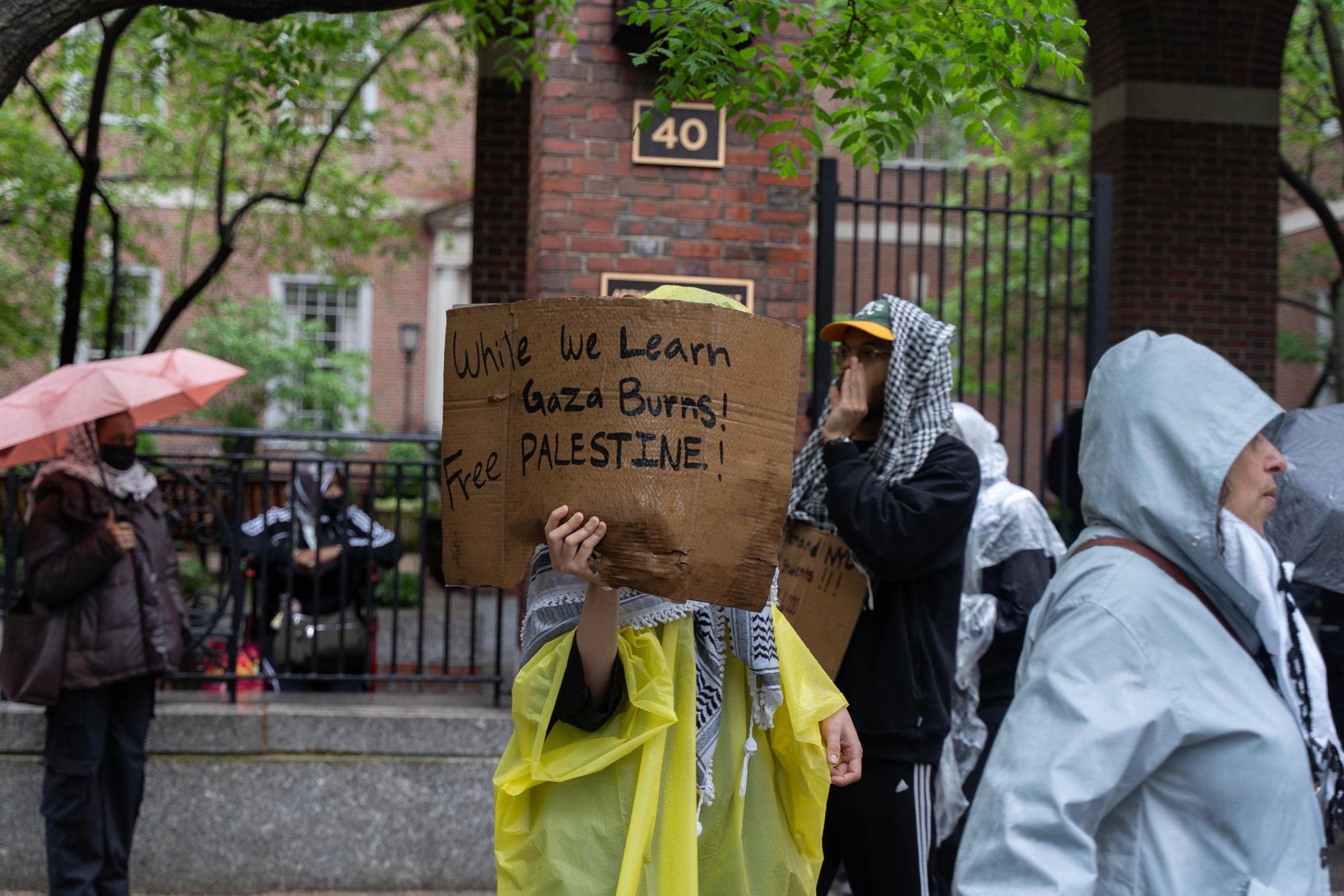 Students picket outside Vanderbilt Hall, demand NYU Law cut anti-protest contract